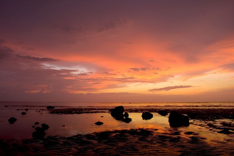 Coucher du soleil aux falaises des roches noires. / © Jean-Baptiste Pons