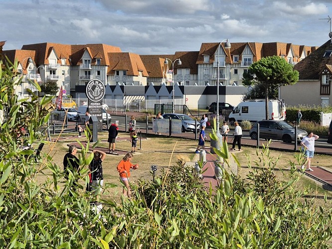 mini-golf-luc-sur-mer-enfants-credit-nathalie-papouin (12)