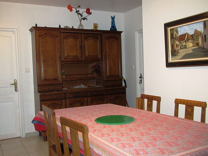 Salle petit déjeuner avec frigidaire et micro ondes