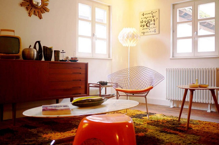 Salon avec fauteuil Bertoïa chez un soir d'été à Ernolsheim-Bruche