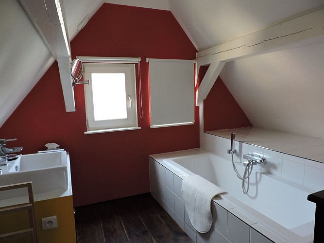 Salle de bain chambre rouge Rietwelt chez un soir d'été à Ernolsheim-Bruche
