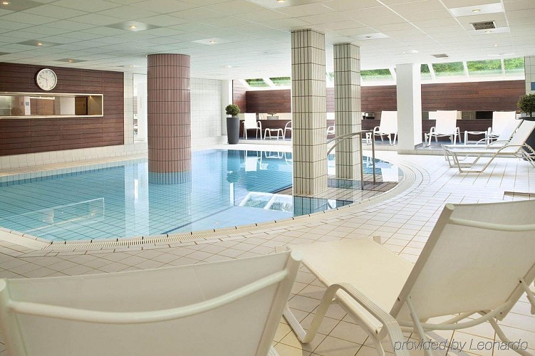 Piscine intérieure de l'hôtel Diana &amp; SPA à Molsheim