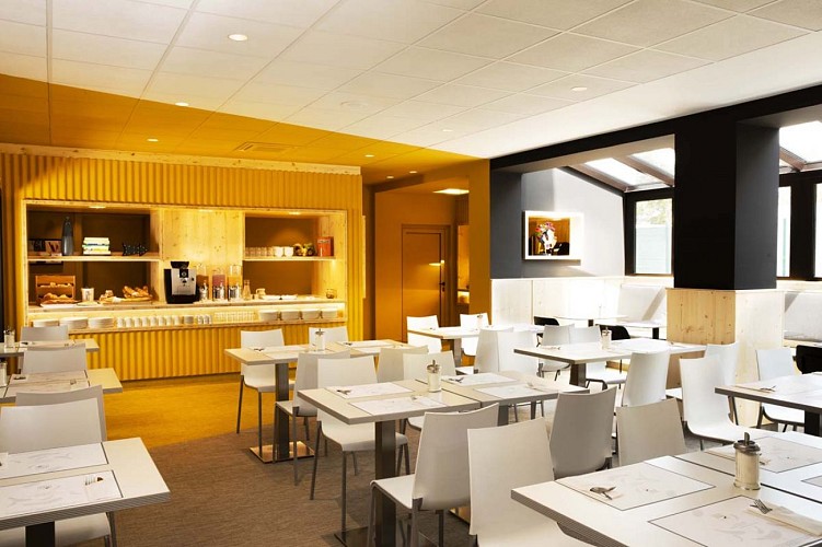 La salle des petits-déjeuners de l'hôtel Le Bugatti à Molsheim