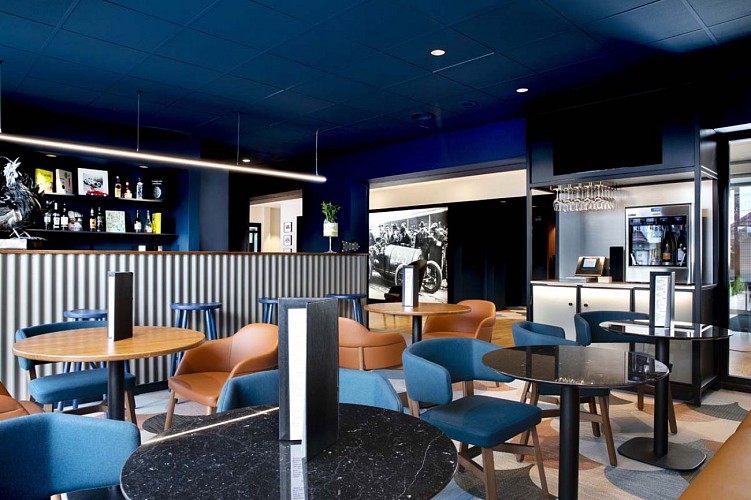Le bar de l'hôtel Le Bugatti à Molsheim