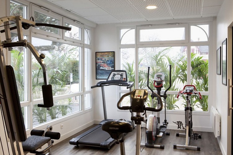 La salle de fitness de l'hôtel Le Bugatti à Molsheim