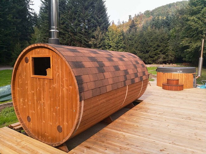 Le Spa Nordique avec sauna et bain au bord de la rivière Hasel au jardin du Nideck à Oberhaslach