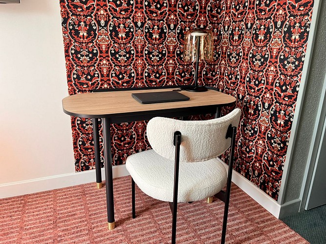 Espace travail d'une chambre du Logis Hôtel de l'Ours de Mutzig