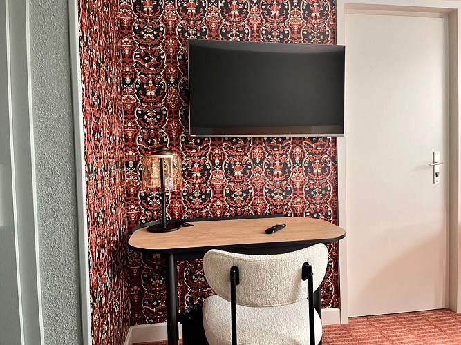 Espace travail d'une chambre du Logis Hôtel de l'Ours de Mutzig