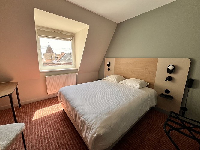 Chambre à lits jumeaux au Logis Hôtel de l'Ours de Mutzig