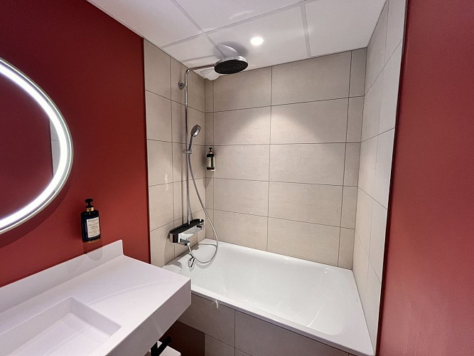 Salle de bain avec baignoire d'une chambre au Logis Hôtel de l'Ours de Mutzig