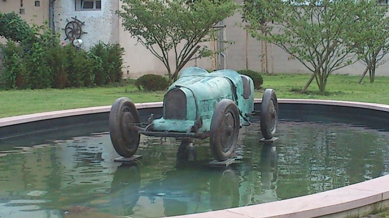 Ettore Bugatti regarde sa Type 35