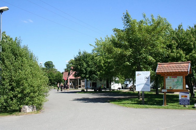 Aire d'accueil de camping-cars 
CHAVANNES SUR L'ETANG