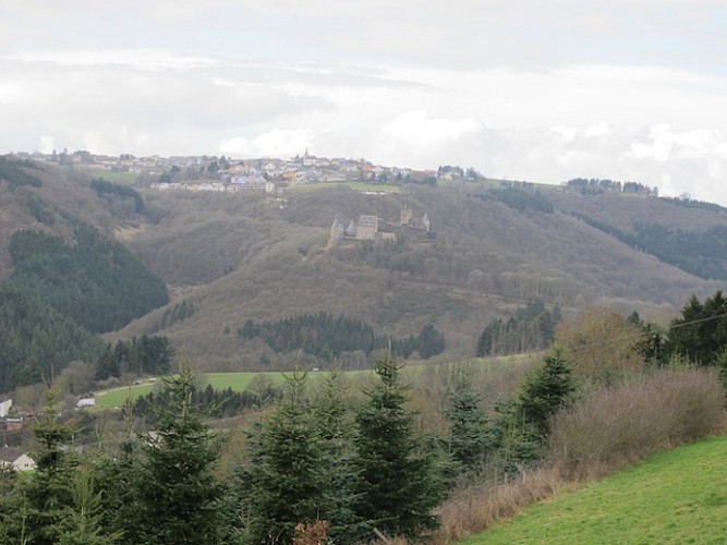 Michelau - uitzicht op het kasteel van Bourscheid