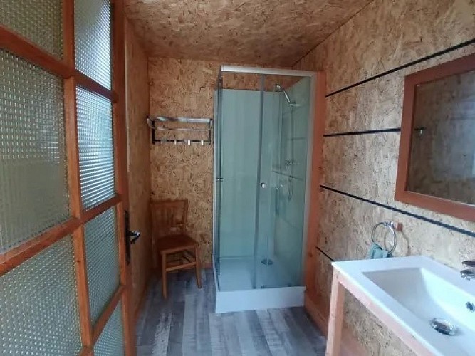 Salle-d-eau-douche-camping-a-la-ferme-equestre-trephy-pnr-millevaches