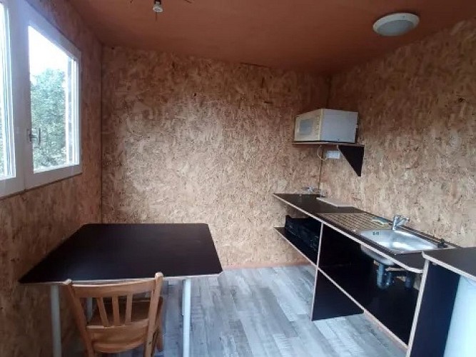 Kitchenette-camping-a-la-ferme-equestre-trephy-pnr-millevaches