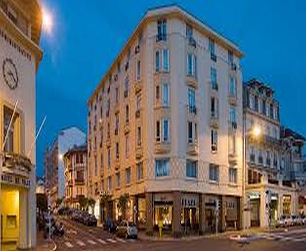 Hôtel Mercure Plaza-Biarritz - Vue nocturne de l'avenue Edouard VII.