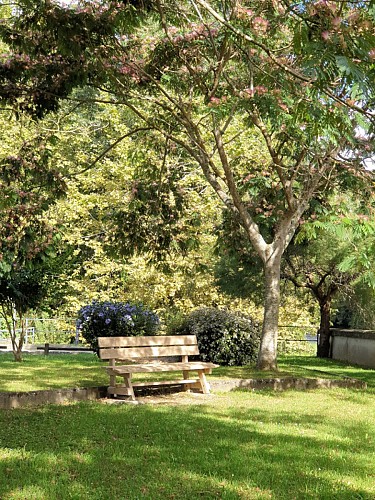 Ecluse du canal du moulin et petit parc au bord de l'Adour