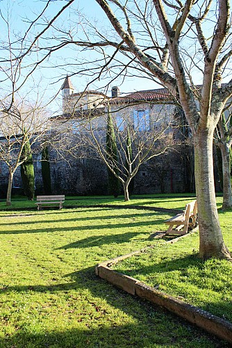 Ecluse du canal du moulin et petit parc au bord de l'Adour