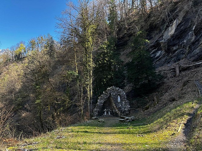 Grotte mariale de Lévaud