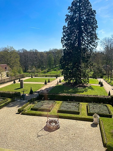 Vue sur la cour d'honneur et les jardins