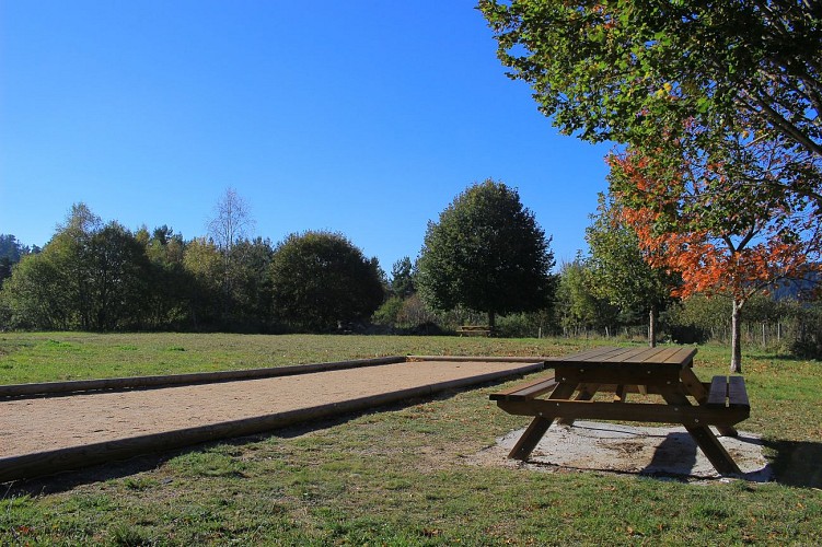 Aire de pique-nique, terrain de pétanque et aire de jeux