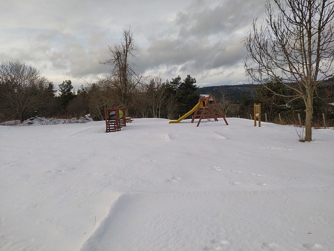 Aire de pique-nique, terrain de pétanque et aire de jeux