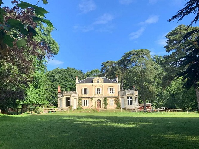 LE CHÂTEAU DE JOHN MILES