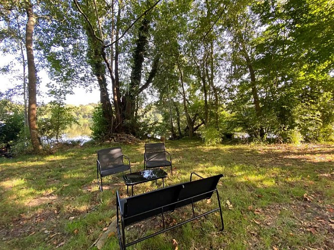 LE CHÂTEAU DE JOHN MILES