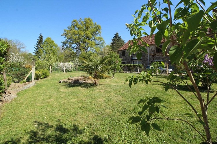 Le gîte de "Champblanc" à Arnac la Poste en Haute-Vienne (Limousin)- jardin_3