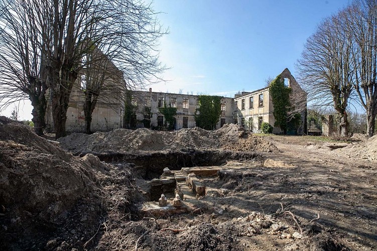 Fouilles autour du site abbatial