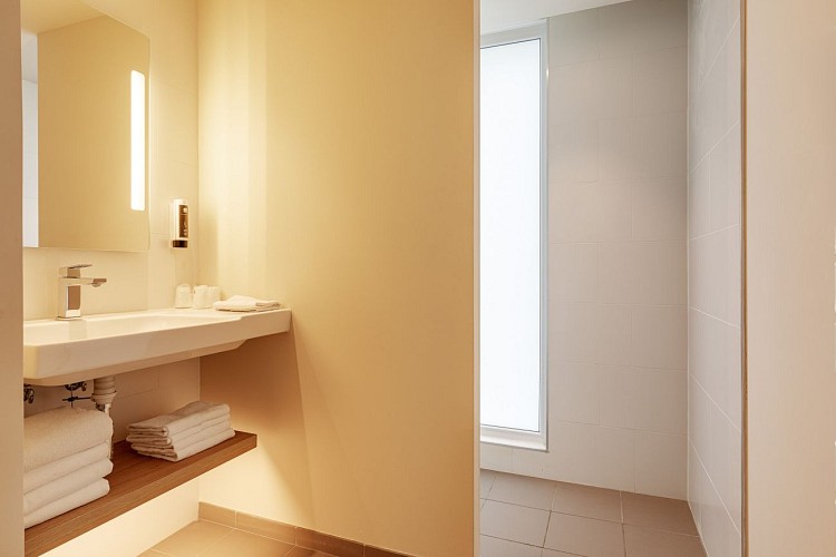B&amp;B LILLENIUM EURASANTE - Salle de bain chambre familiale