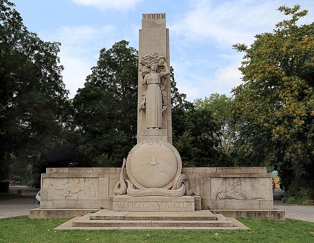 MONUMENT AUX PIGEONS VOYAGEURS