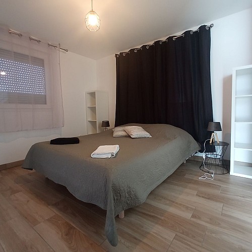 Chambre double au rez-de-chaussée (2023).