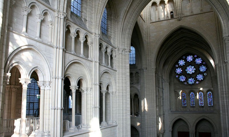 Vue sur tribune et triforium de la cathédrale