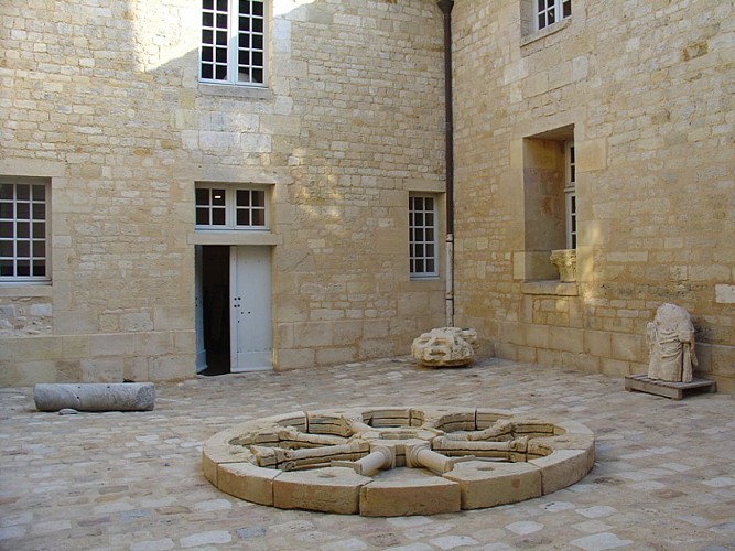 musee-d-histoire-de-la-citadelle-de-blaye-cours-800x600