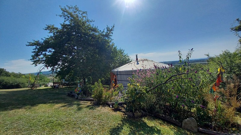 Nos yourtes ont trouvé leur place dans le jardin