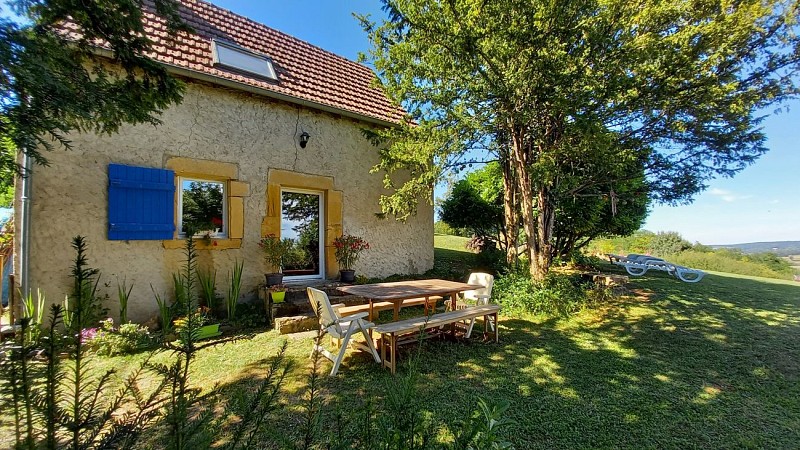 Le gîte aménagée et sa terrasse face au jardin et à la vue