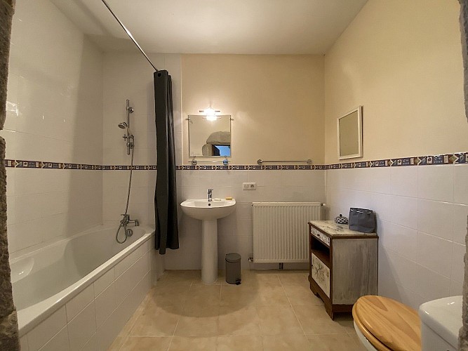 chiche-gite-du-monastere-chambre2-sdb