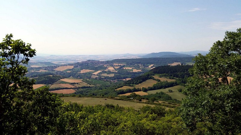 Sortie volcanique et tectonique, la montagne de la Serre vue depuis le puy Giroux