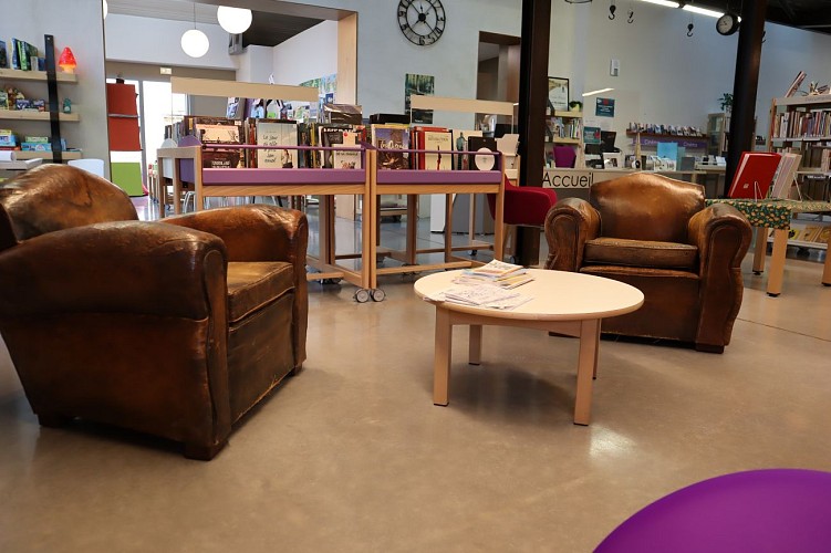 médiathèque Sauzé-Vaussais (83)