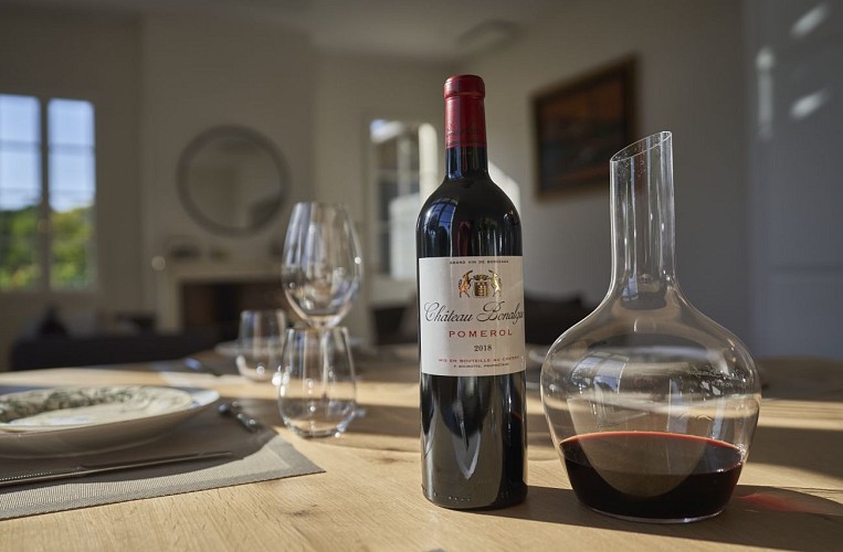 table, bouteille chateau bonalgue