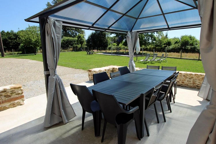 Gite de Sautour Le Petit à Linards en Haute-Vienne - Nouvelle Aquitaine - terrasse avec pergola_3