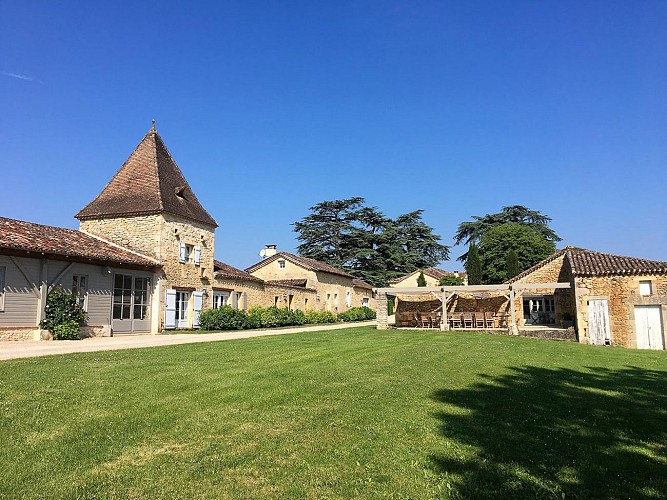 La-Balie-outside-with-pergola-and-lawn