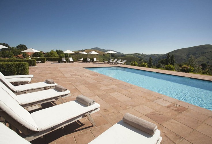 Aubergé Ostapé - vue piscine - Bidarray