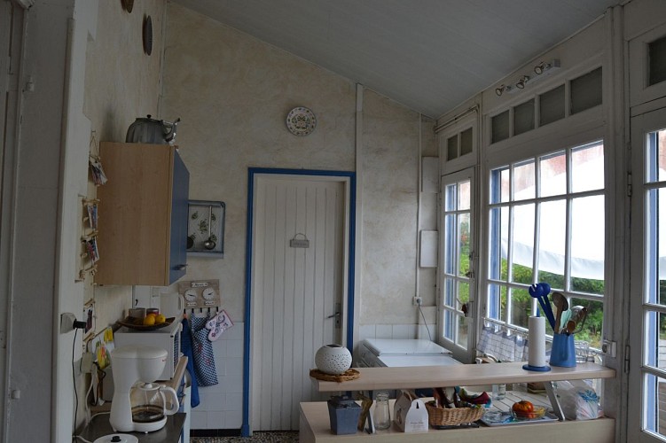 FLOTS BLEUS INTERIEUR VERANDA COTE CUISINE