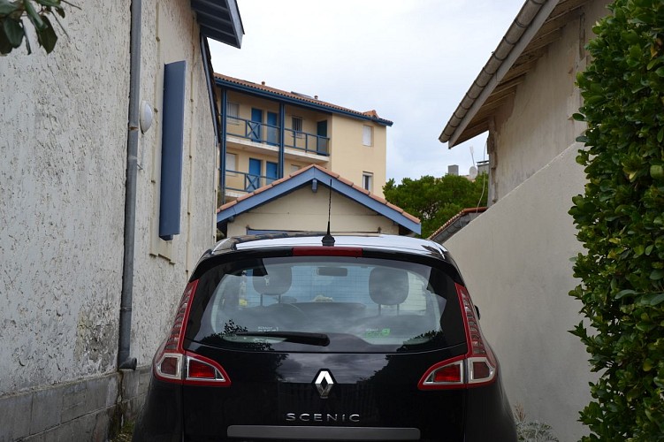 FLOTS BLEUS ALLE ACCES ARRIERE ET PARKING