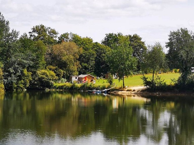Chalet au bord de l'étang de Bramefort