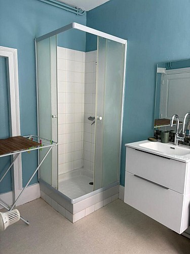 salle de douche avec douche pierre