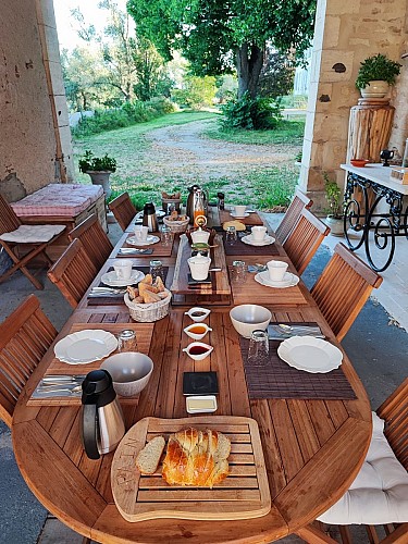 Au Bord de Loire-petit déjeuner sous le porche-1