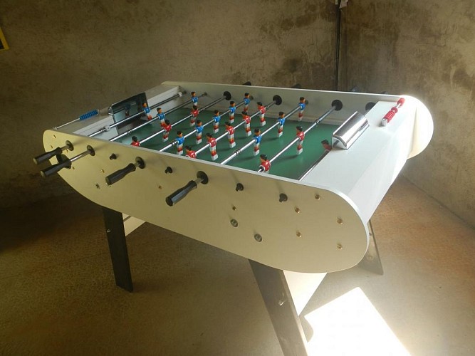 Le babyfoot dans la salle de jeux